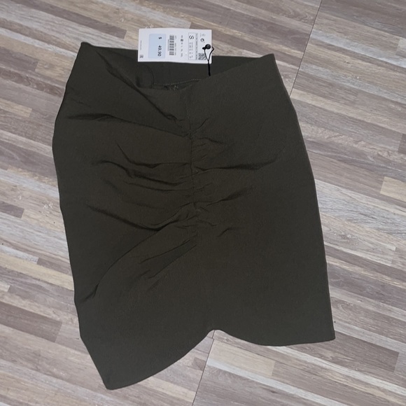 Zara olive green rushed on the sides skirt - Picture 2 of 5